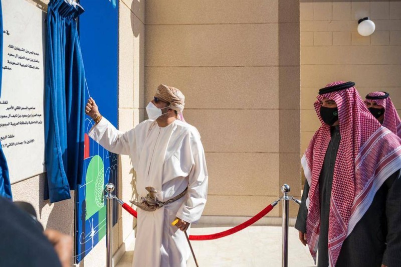 وزير الداخلية السعودي ونظيره العماني يزيحان الستار عن اللوحتين التذكاريتين (واس)