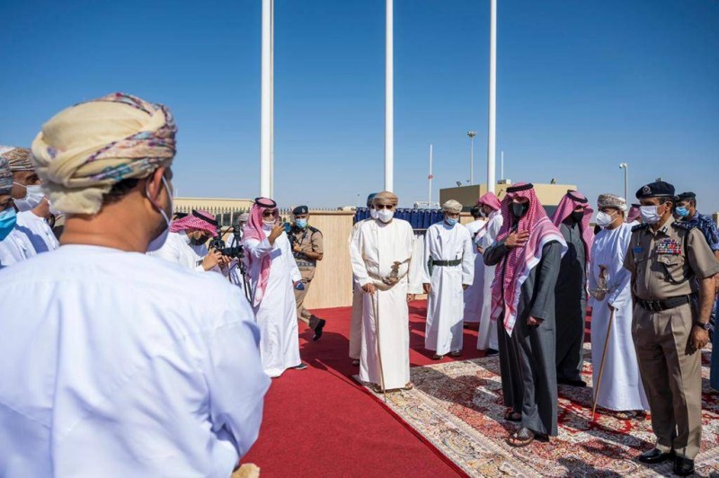وزير الداخلية السعودي ونظيره العماني خلال الجولة على منفذ الربع الخالي الرابط بين البلدين (واس)