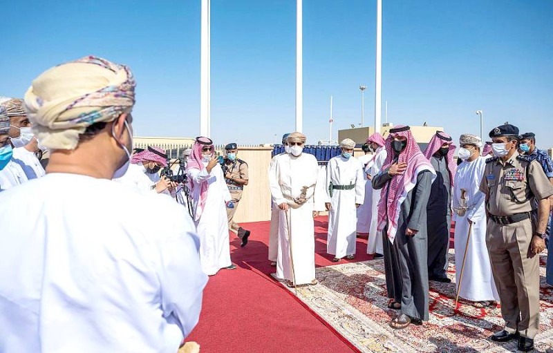 



الوزير السعودي والوزير العماني خلال الجولة التفقدية للمنفذ. (واس)