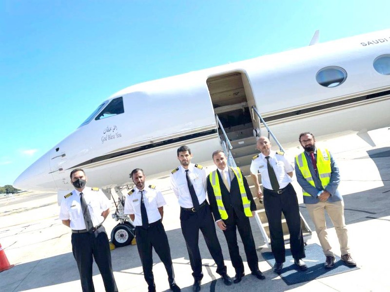 



طاقم طائرة الإخلاء الطبي الذي نقل المواطن السعودي من أستراليا إلى المملكة.