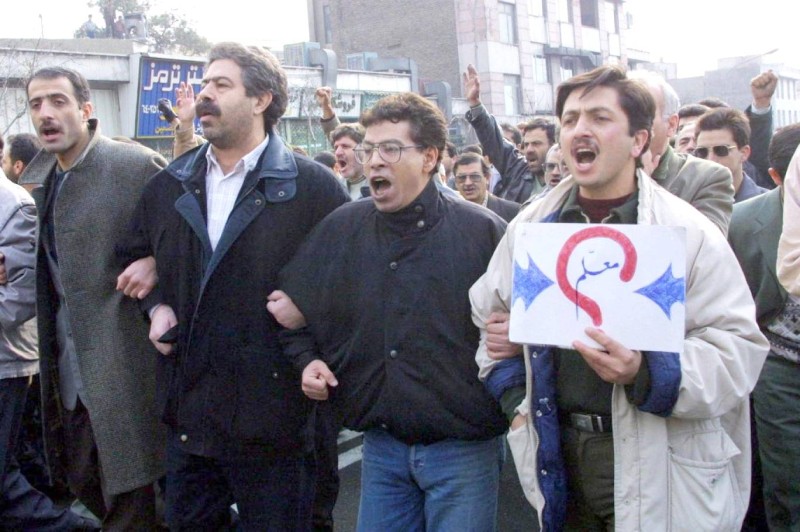 



معلمون وتربويون إيرانيون خلال تظاهرة للمطالبة بحقوقهم والتنديد بسياسات نظام الملالي. (متداولة)