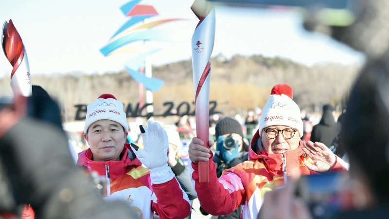 



لو تشي هوان، أول صيني يفوز بلقب عالمي للرياضات الشتوية عام 1963، يسلم الشعلة الأولمبية لرائد الفضاء جينغ هايبنغ.
