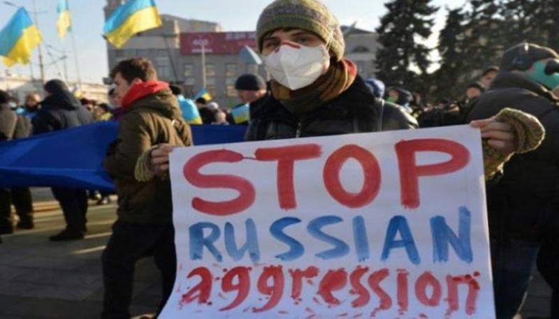 متظاهرون أوكرانيون يرفضون تهديدات روسيا لبلادهم.