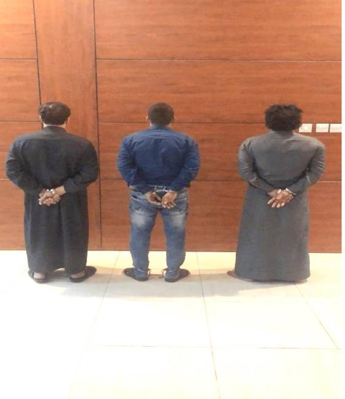 



المتورطون بعد القبض عليهم. (موقع الأمن العام)