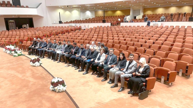 



برلمانيون عراقيون يجلسون في قاعة البرلمان بعد فشل انتخاب رئيس نظراً للمقاطعة.