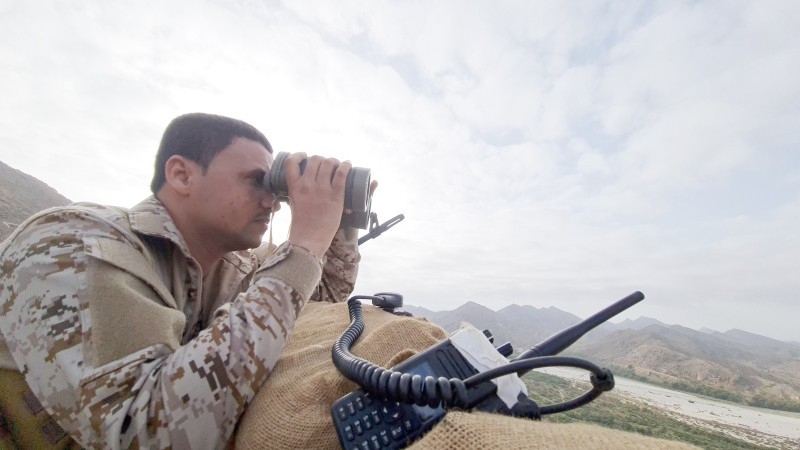 



جندي من (ألوية اليمن السعيد) يرصد تحركات المليشيا داخل حرض. (أسامة فراج)