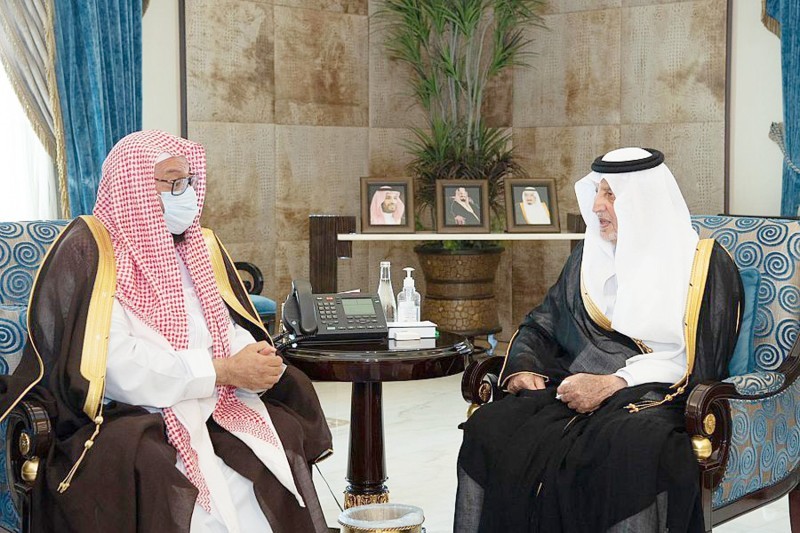 



 الأمير خالد الفيصل خلال استقباله الشيخ بازمول.