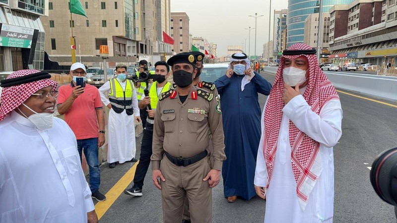 أمين جدة بمعية مدير المرور خلال افتتاحه نفق «التحلية» أمس. (تصوير: مديني عسيري) 