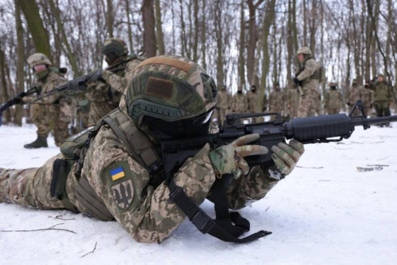 متطوعون أوكرانيون يتلقون تدريبات عسكرية