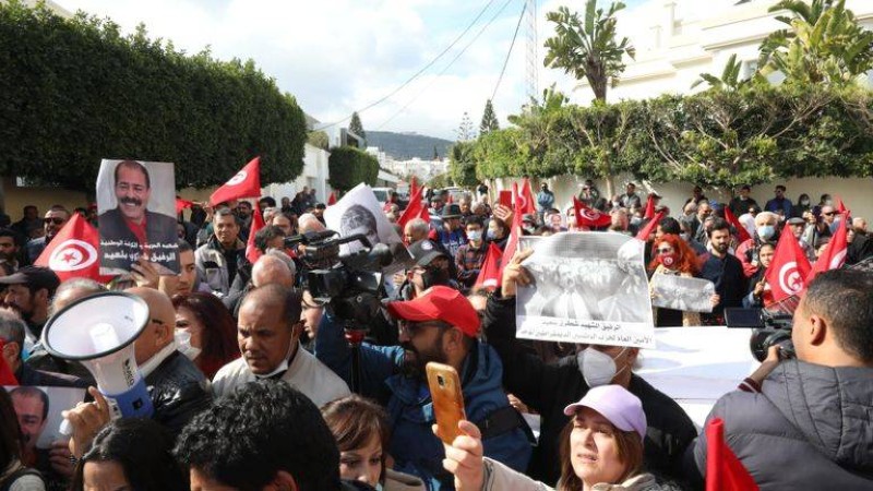 جانب من الاحتجاجات أمام منزل زعيم إخوان تونس.