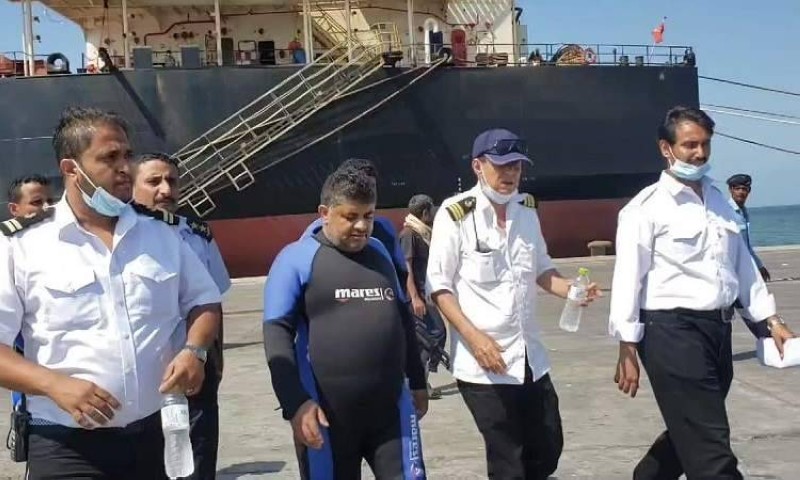 محمد الحوثي أثناء وجوده في ميناء الحديدة للإشراف على تهريب الأسلحة.