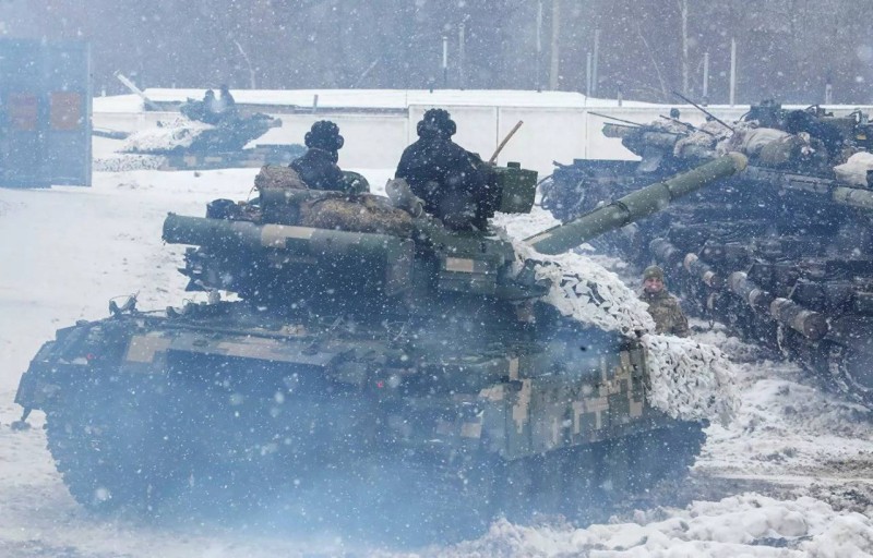 دبابات أوكرانية تتحرك على الحدود ترقباً لأي هجوم روسي.