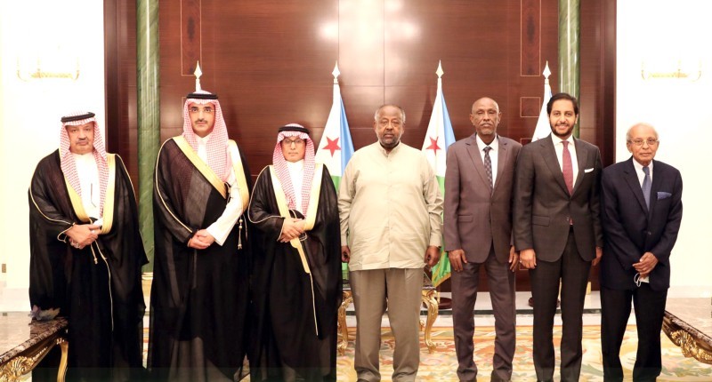 



الرئيس الجيبوتي خلال استقباله الرئيس التنفيذي للصندوق السعودي للتنمية المرشد والوفد المرافق له.