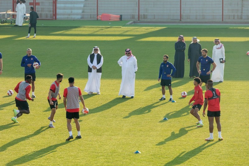 أمير عسير خلال حضوره تدريبات «ضمك».