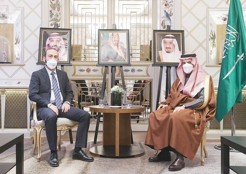 وزير الخارجية السعودي ملتقيا وزير خارجية أرمينيا