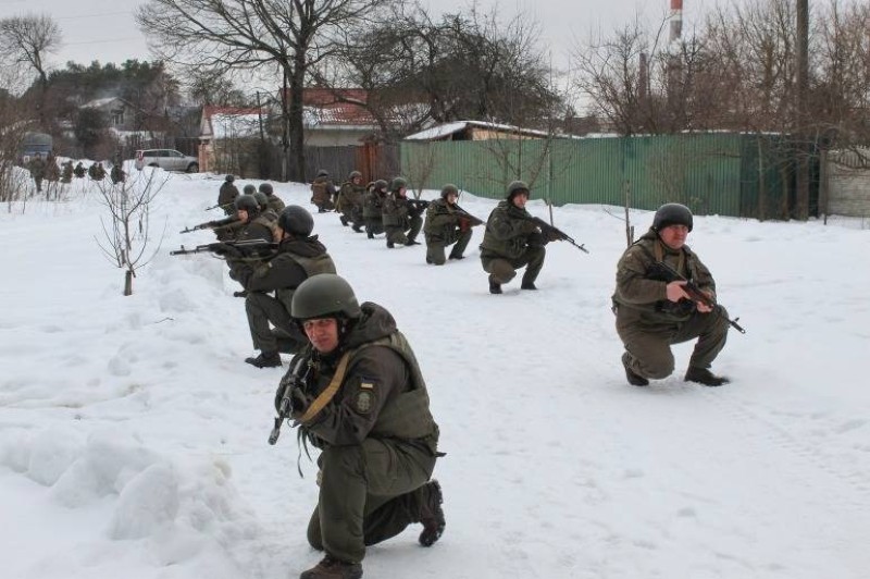 عناصر من الحرس الوطني الأوكراني يشاركون في مناورات شمالي البلاد في ظل مخاوف من غزو روسي محتمل.