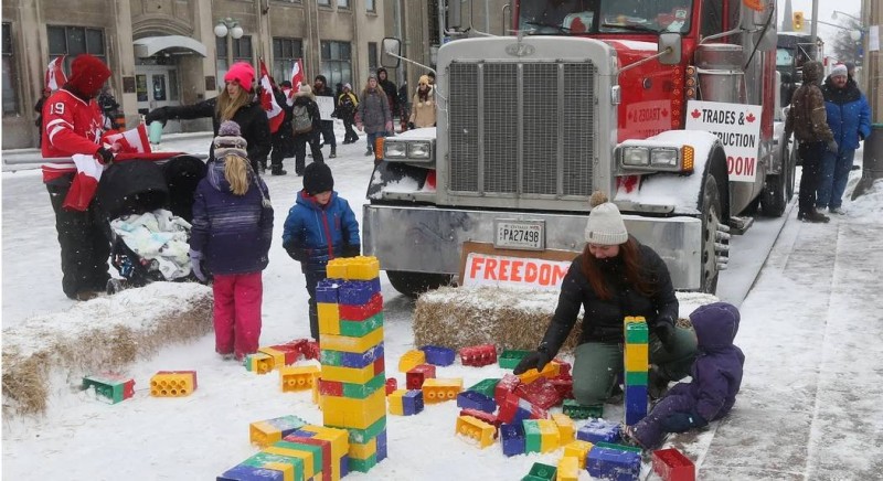 سائق شاحنة في أوتاوا حوّل الشارع ساحة للعب الأطفال. (وكالات)