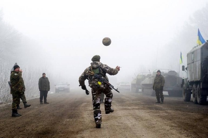 جنود أوكرانيون يلعبون كرة القدم على خطوط الجبهة.