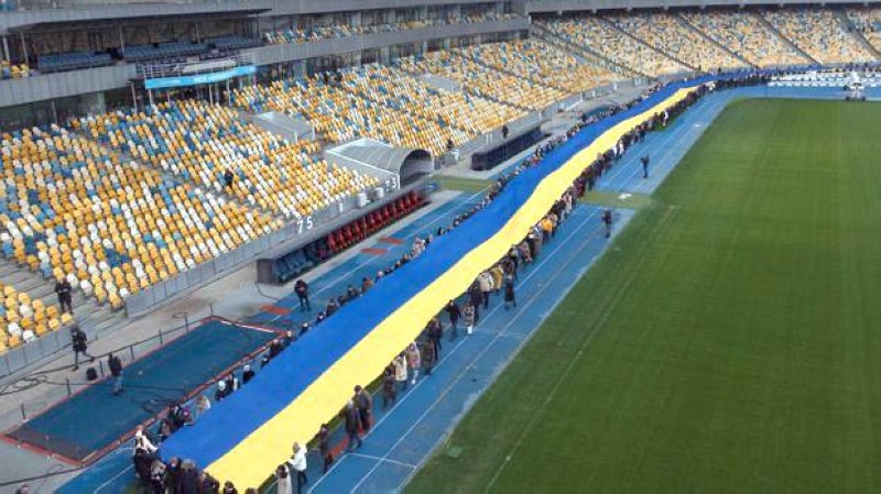 



جماهير أوكرانية تحتشد في ملعب العاصمة كييف.