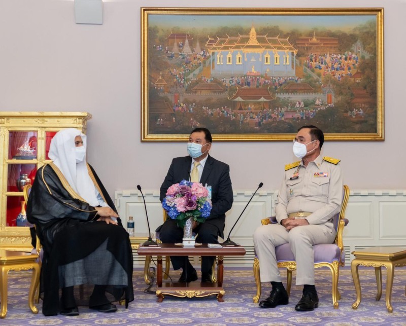  رئيس الوزراء التايلاندي مرحباً بالشيخ العيسى على رأس وفد رابطة العالم الإسلامي.