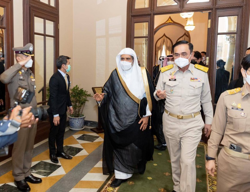جانب من مراسم الاستقبال الرسمي لأمين عام رابطة العالم الإسلامي في مقرّ رئاسة الحكومة التايلاندية.
