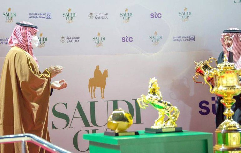 



الأمير محمد بن سلمان يتوج الأمير عبدالرحمن بن عبدالله الفيصل بجائزة كأس السعودية 2021، بعد فوز الجواد “مشرف” بالسباق.