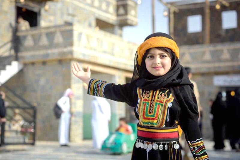 



طفلة ترتدي الزي العسيري معتزة بأصالة التراث ومحاكية الموروث.