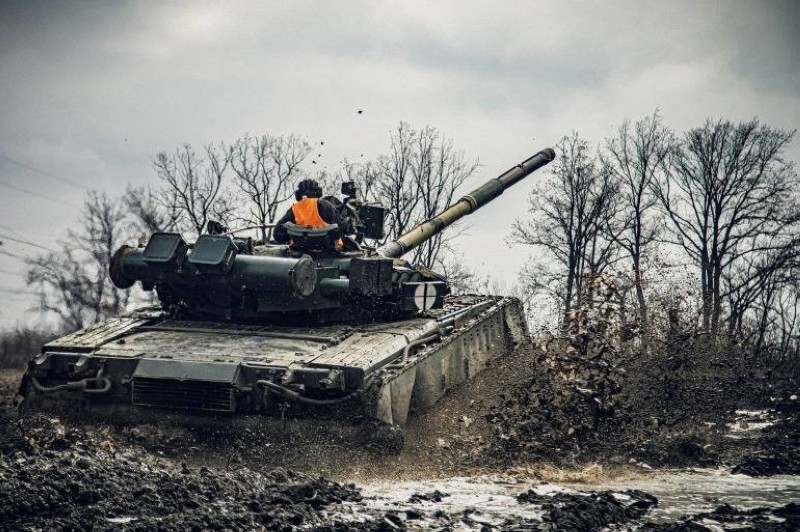 



دبابة أوكرانية خلال مناورات عسكرية وسط تصاعد الحديث عن غزو روسي محتمل.