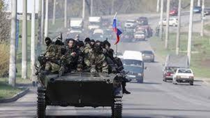 جنود وآليات عسكرية روسية على الحدود