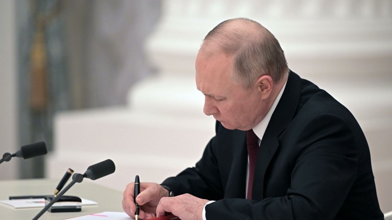 بوتن يوقع الاعتراف بالجمهوريتين الانفصاليتين.