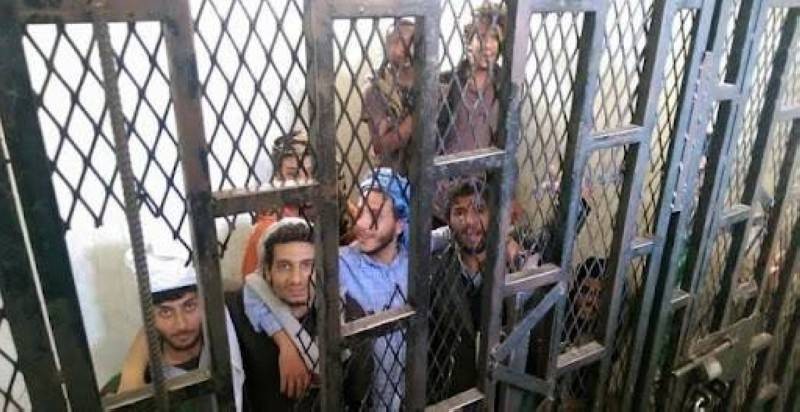 مختطفون في المحكمة الحوثية.