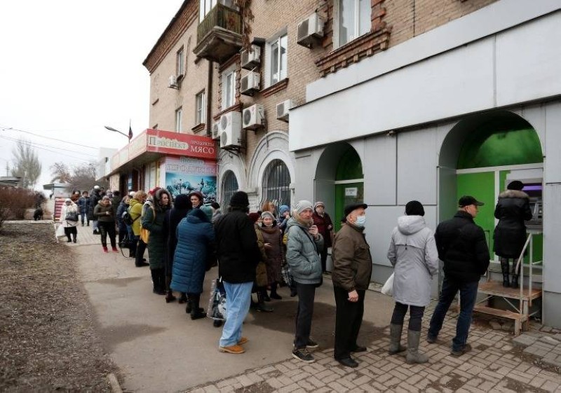 ازدحام على الصرافات البنكية في كييف.