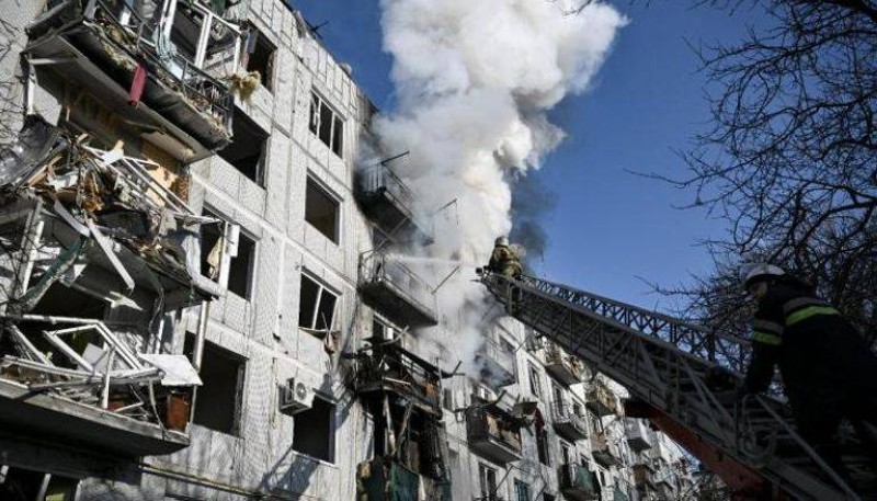 مبنى مدمر في شرق أوكرانيا نتيجة القصف الروسي.
