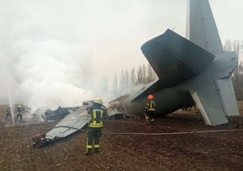 طائرة نقل عسكرية أوكرانية من طراز An-26 أُسقطت في منطقة كييف كان على متنها 14 شخصا، وقتل 5.
