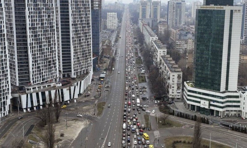 مدنيون يفرون من العاصمة كييف.