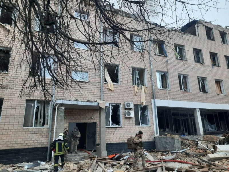 قصف وحدة عسكرية على أراضي كييف، وهناك ضحايا، بحسب خدمة حالات الطوارئ.