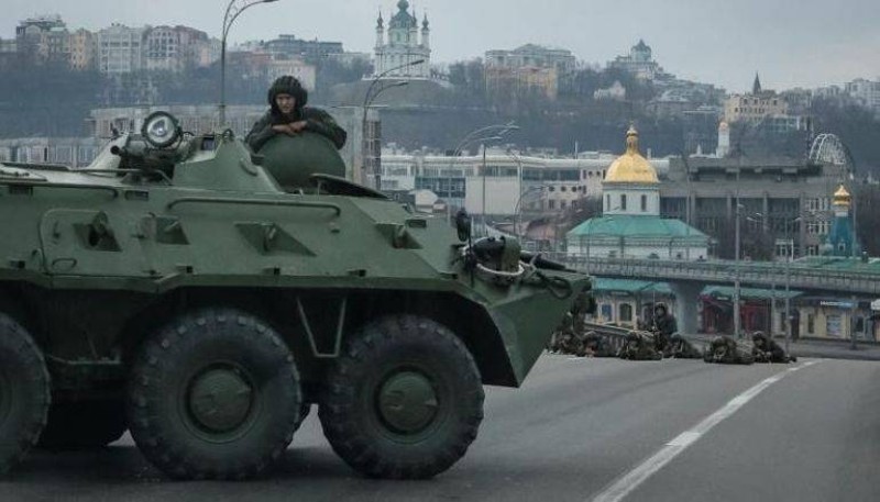  آليات عسكرية أوكرانية على جسر كييف.