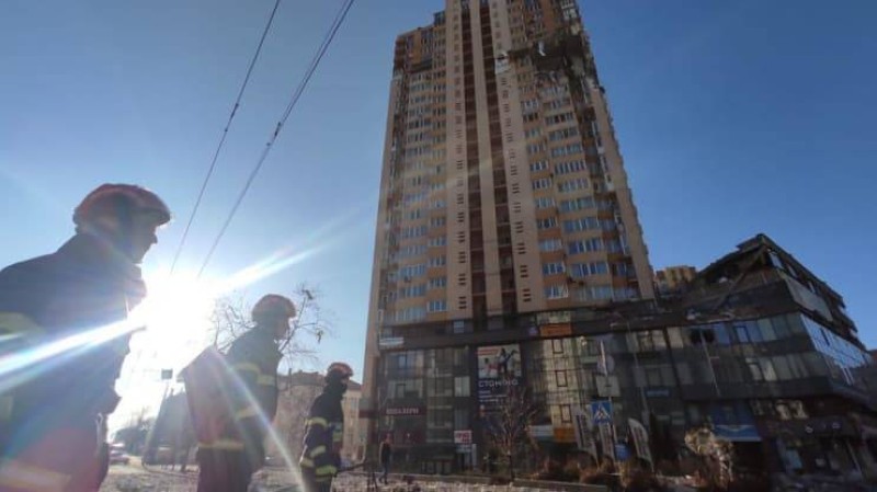 مبنى سكني متضرر بعد هجوم على مبنى سكني خلال التدخل العسكري الروسي في كييف.