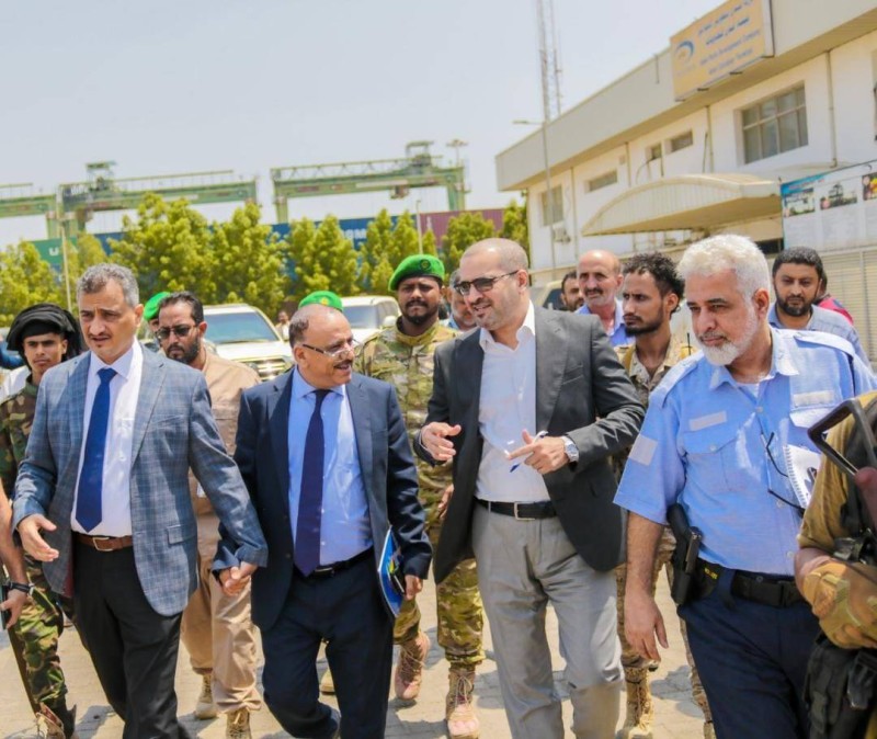 وزير النقل ومحافظ عدن وعدد من المسؤولين أثناء النزول الميداني إلى ميناء عدن.