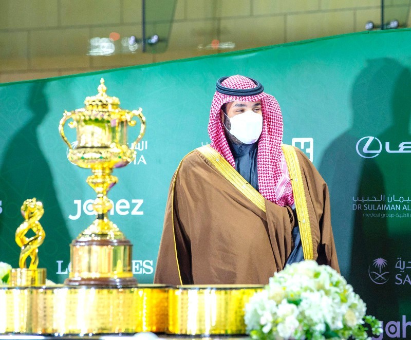 ولي العهد الأمير محمد بن سلمان خلال رعايته، مساء أمس، حفل سباق «كأس السعودية» بالرياض.
