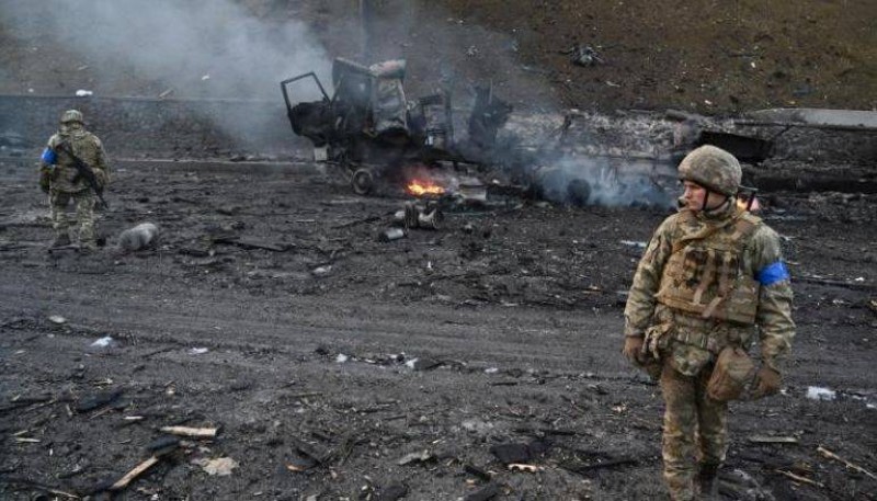 جنديان أوكرانيان وسط الدمار