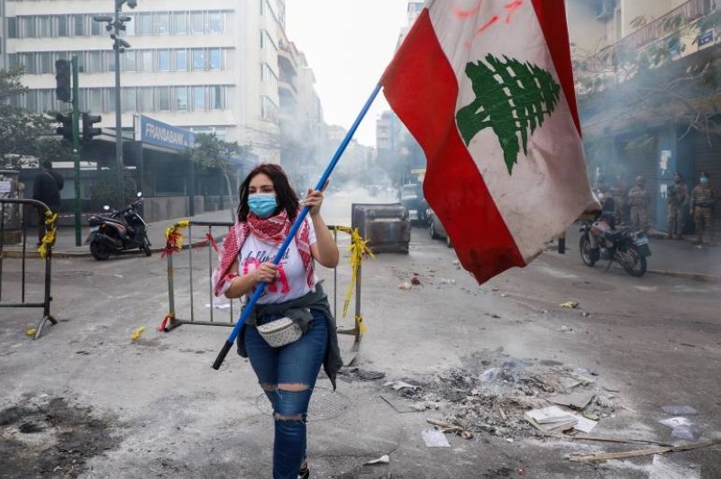 متظاهرة لبنانية في مسيرات سابقة.