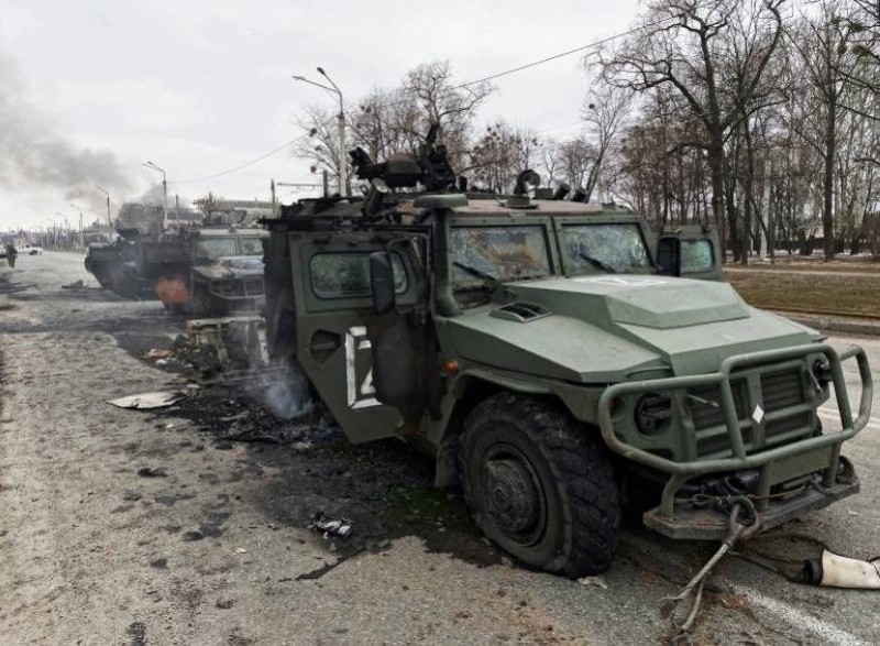 آليات عسكرية روسية مدمرة في منطقة خاركيف الأوكرانية