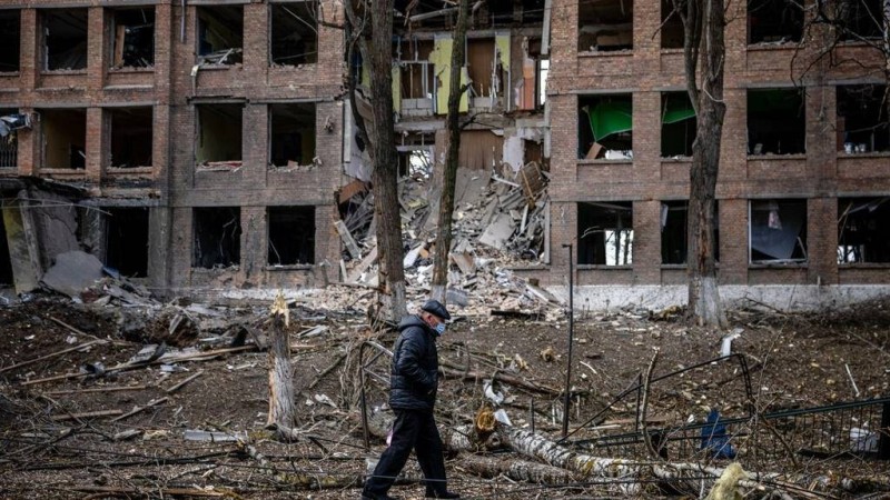 مبنى سكني مدمر في مدينة فاسيلكيف في أوكرانيا
