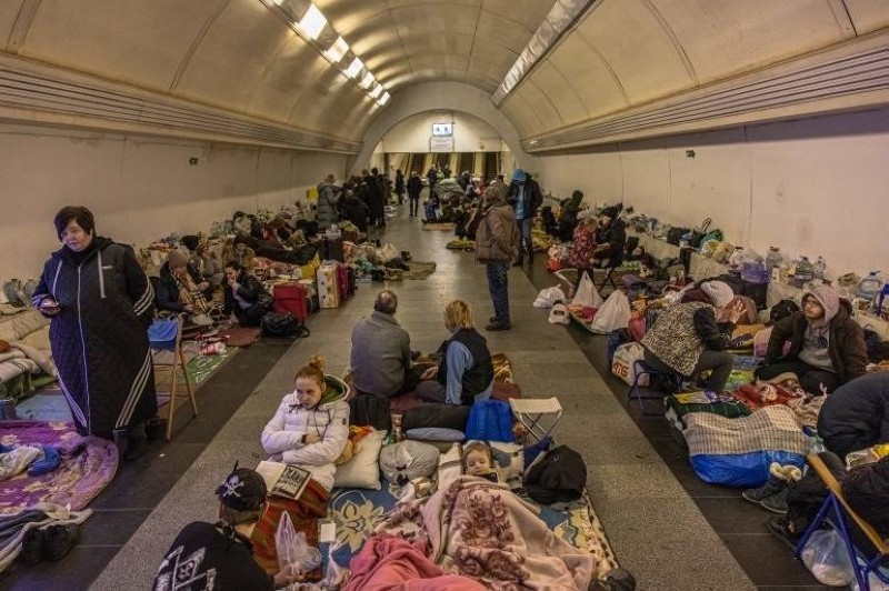 مدنيون في أحد الأقبية في كييف.