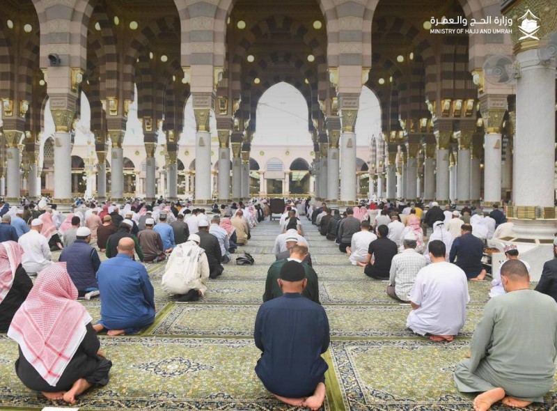 جموع المصلين والزائرين في المسجد النبوي