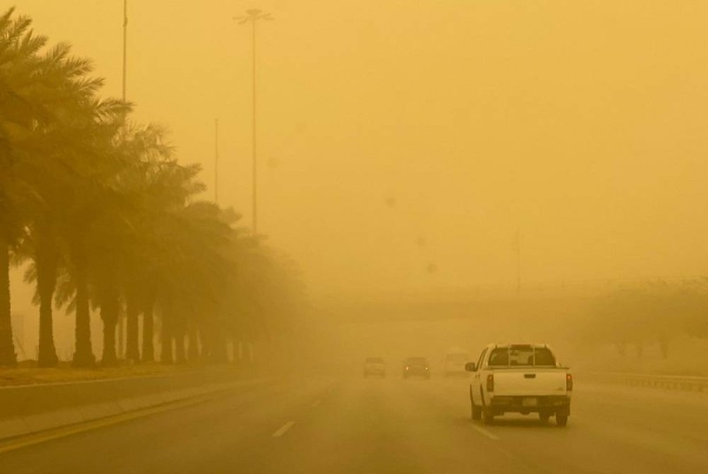 موجة غبار ورياح مثيرة للأتربة شهدتها العاصمة الرياض اليوم الجمعة (تصوير: عبدالعزيز اليوسف)