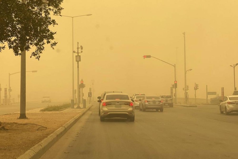 موجة غبار ورياح مثيرة للأتربة شهدتها العاصمة الرياض اليوم الجمعة (تصوير عبدالعزيز اليوسف)