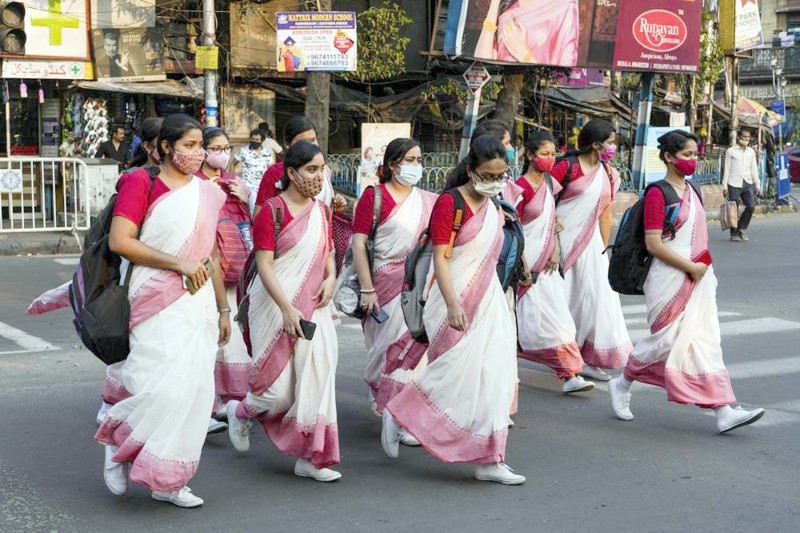 



طالبات هنديات عُدن لمدارسهن في كلكتا لاستئناف الدراسة حضوراً. (وكالات)