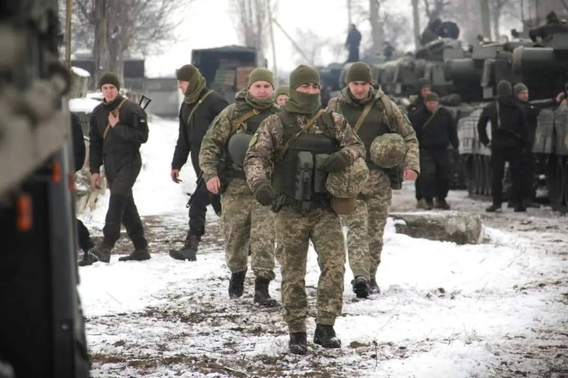 جنود أوكرانيون يتجولون في وسط أوديسا تحسبا لهجوم روسي متوقع.